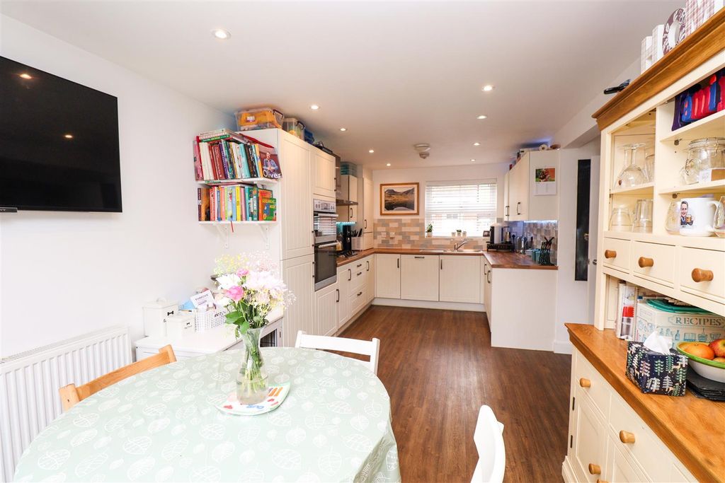 Property photo 3 of 21 Kitchen/Dining Room