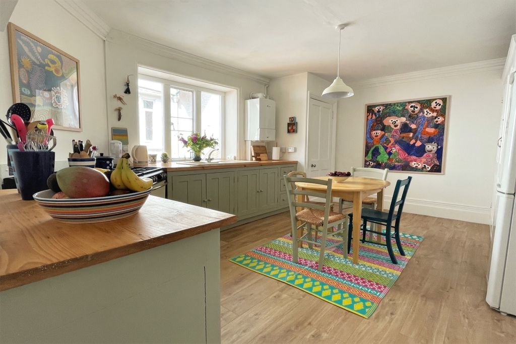 Property photo 3 of 11 Kitchen