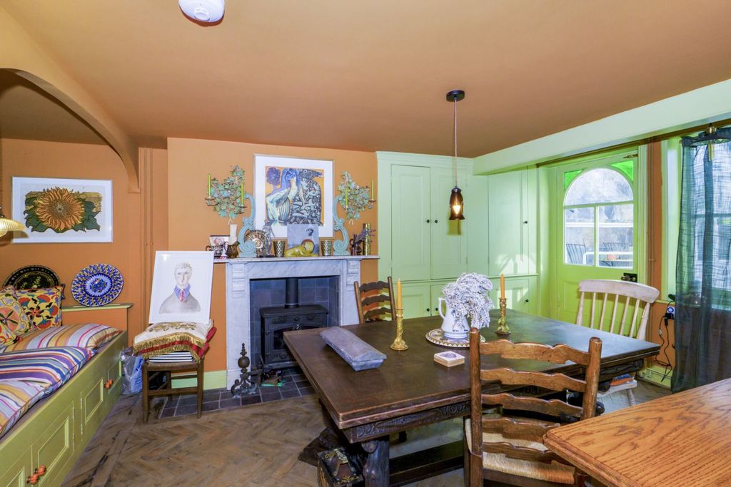Property photo 2 of 31