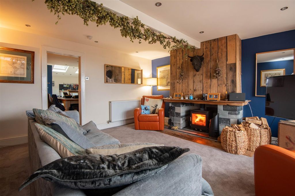 Property photo 3 of 19 Lounge