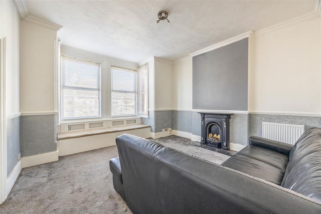 Property photo 2 of 16 Lounge