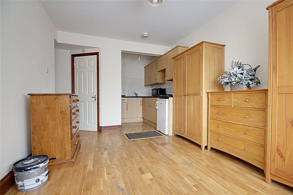 Property photo 2 of 6 Picture No. 11