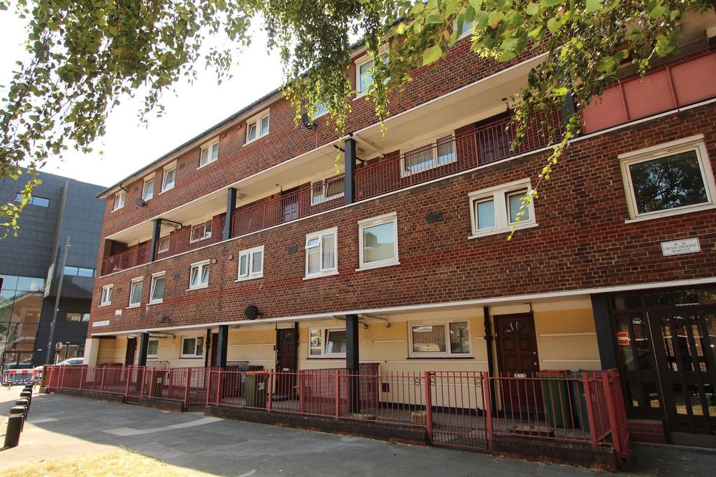 Property photo 2 of 15 Grove Crescent Road, E15