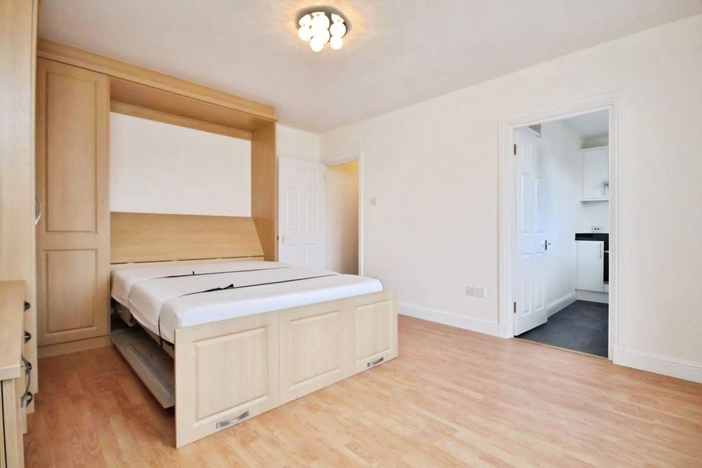 Property photo 3 of 6 Studio