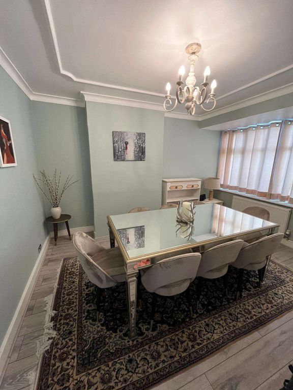 Property photo 1 of 14 Amazing 3 Bed House To Let In Stanmore Ha7 For £2650Pcm