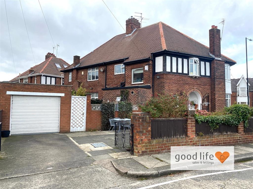 Property photo 1 of 32 20251010_101704064_Ios8Thornholmeclose.Jpg