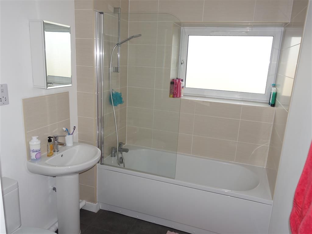 Property photo 3 of 9 Bathroom