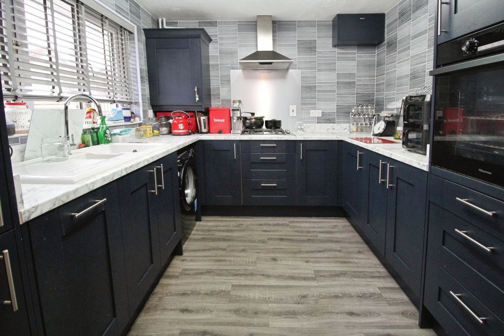 Property photo 3 of 13 Kitchen