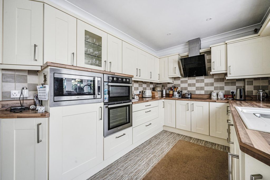 Property photo 3 of 22 Kitchen