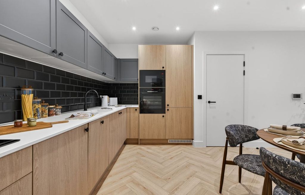 Property photo 1 of 32