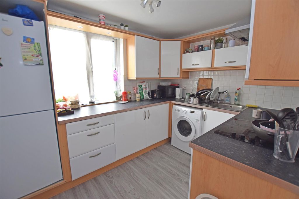 Property photo 3 of 10 Kitchen.Jpg