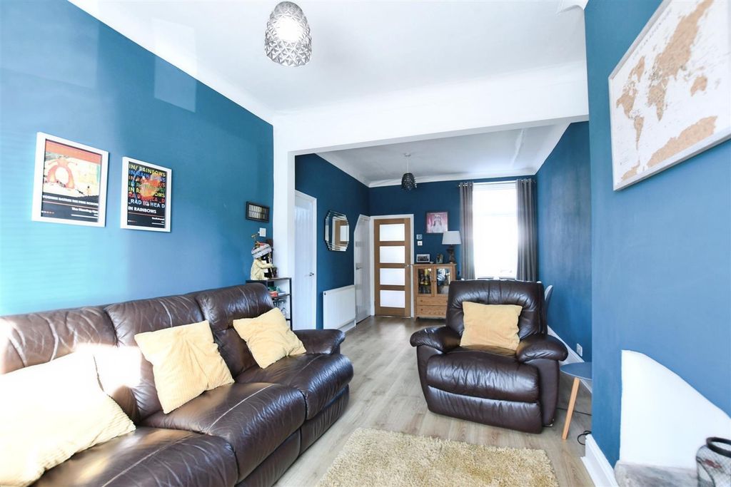 Property photo 3 of 14 Lounge