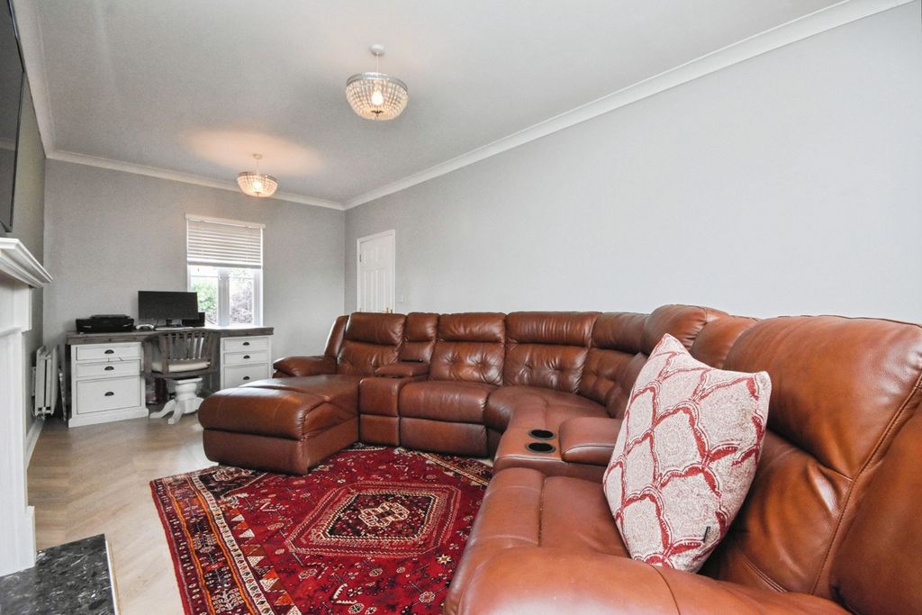 Property photo 2 of 19 Lounge