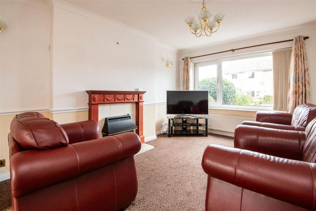 Property photo 2 of 13 Lounge