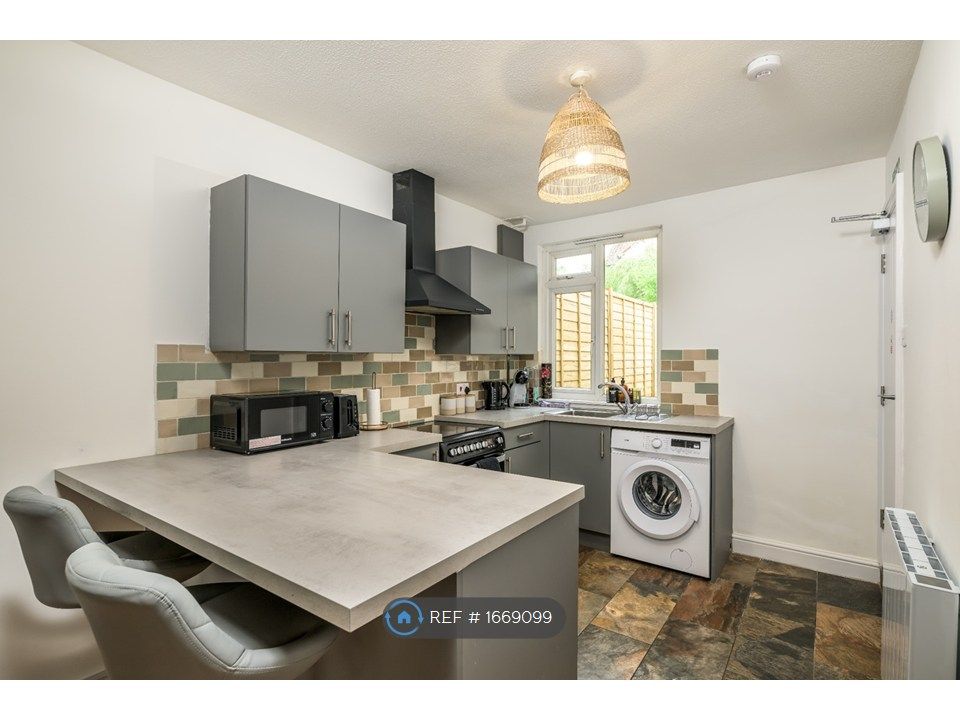 Property photo 3 of 10 Kitchen