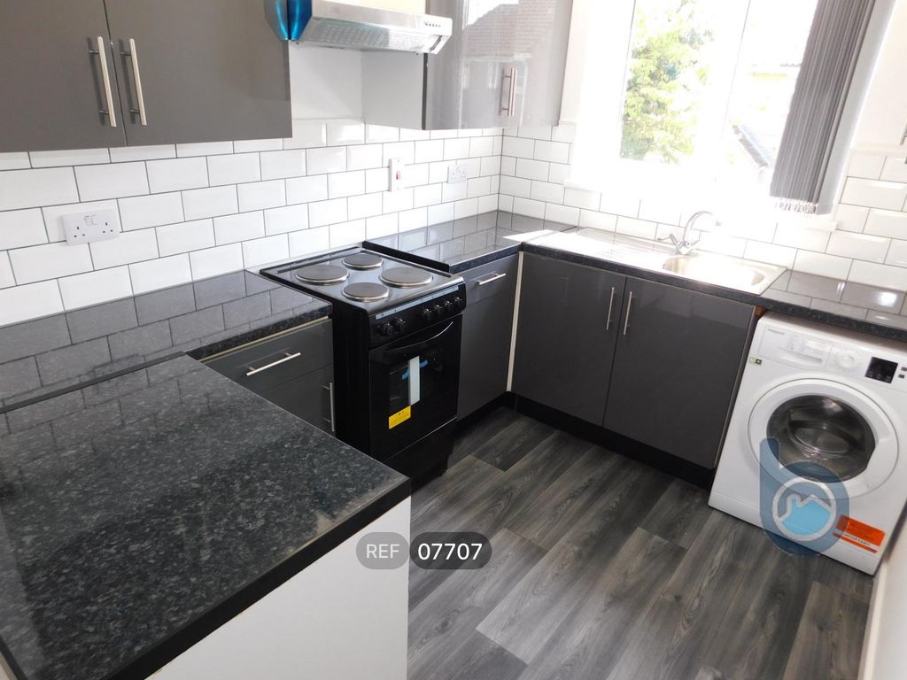 Property photo 2 of 9 Kitchen