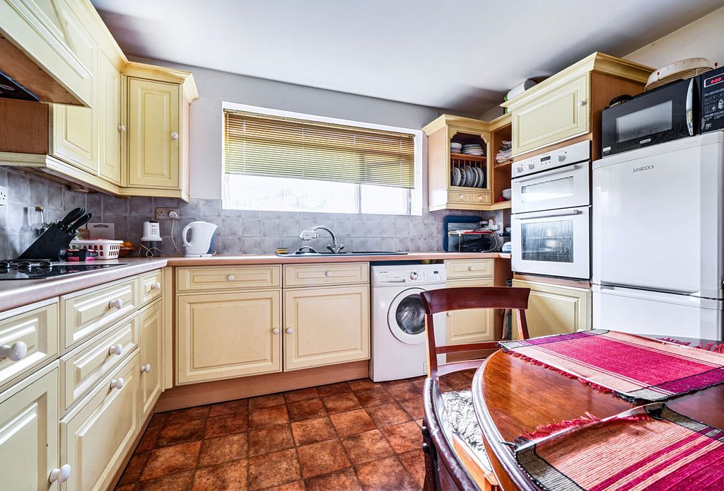 Property photo 3 of 9 Kitchen