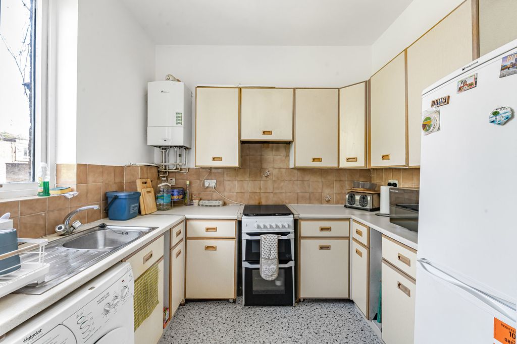 Property photo 3 of 10 Kitchen
