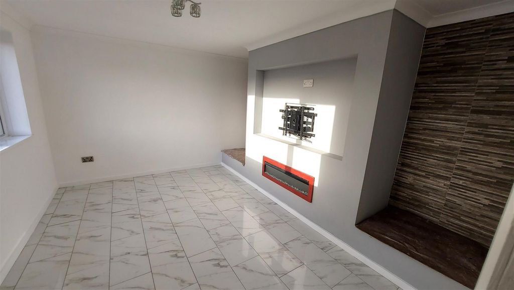 Property photo 3 of 15 Lounge