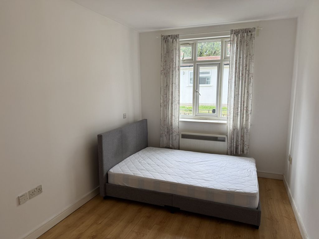 Property photo 1 of 6 Studio To Rent Simon Court, London Nw4