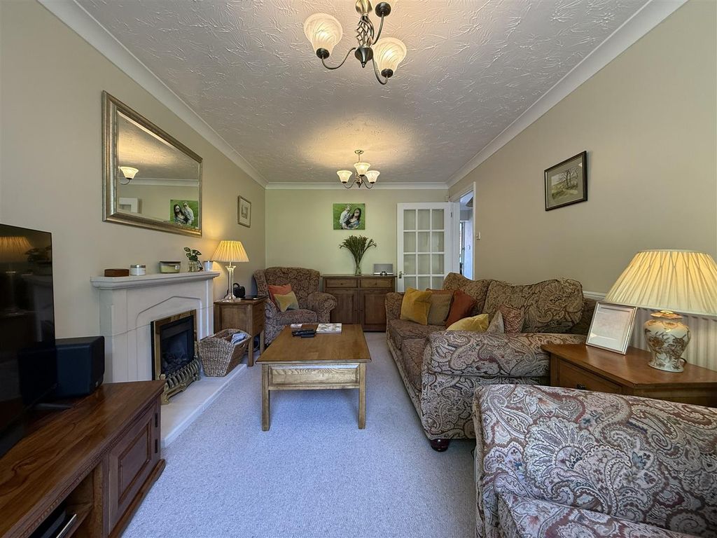 Property photo 3 of 19 Living Room