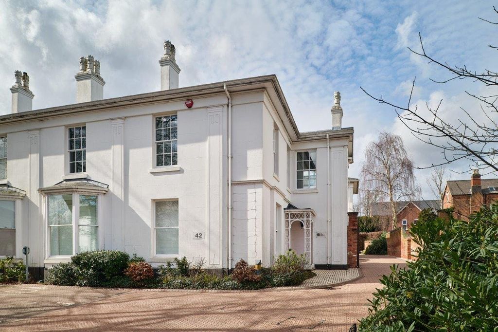 Property photo 1 of 15 Externals_Dsc_0680_240313_Bar_42 Calthorpe Rd_Hi Res.Jpg