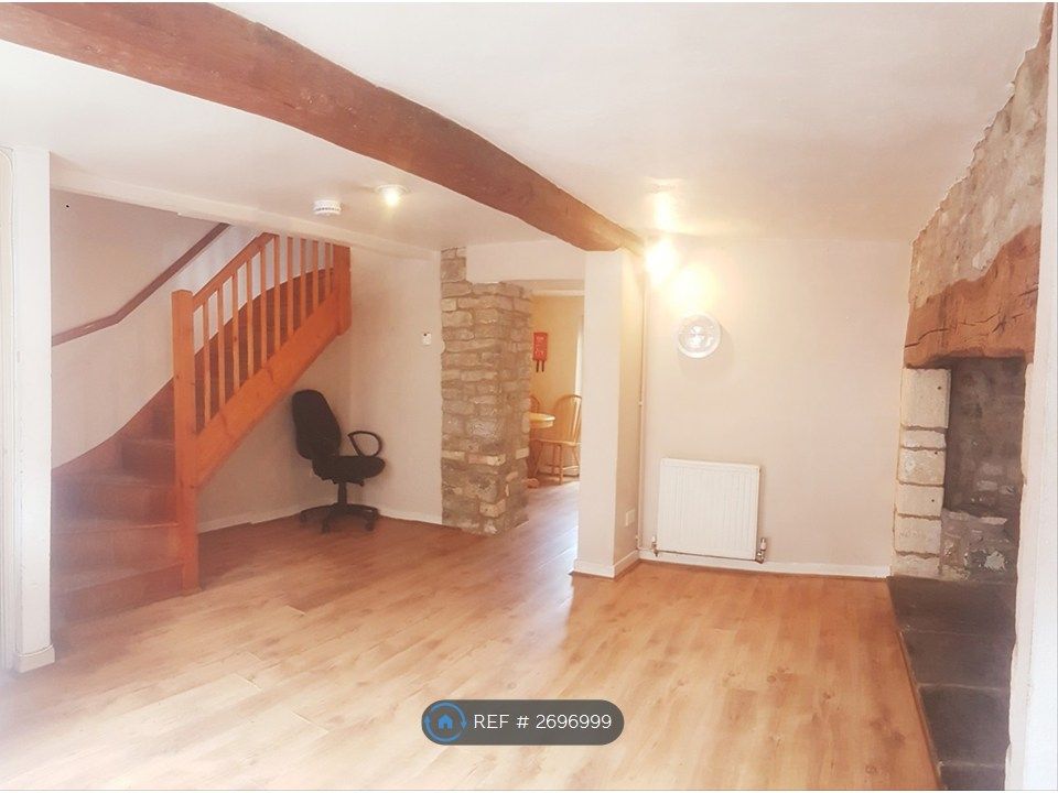 Property photo 2 of 19 Livingroom