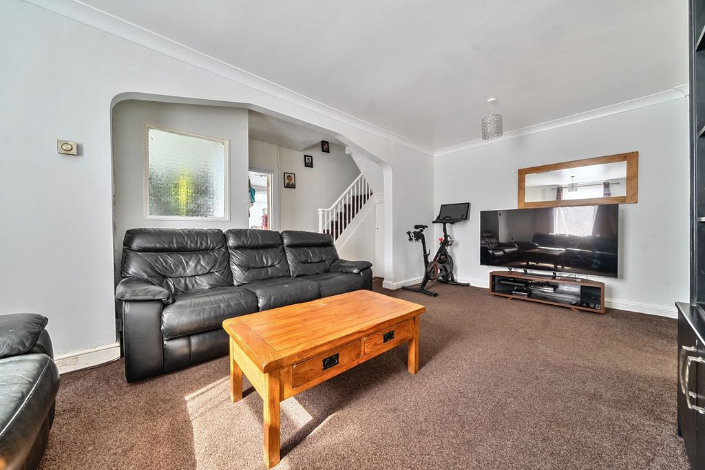 Property photo 2 of 17 Lounge