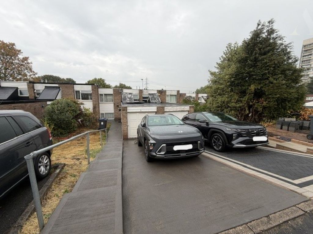 Property photo 1 of 11 9 Goodwood Close Frontage.Jpeg
