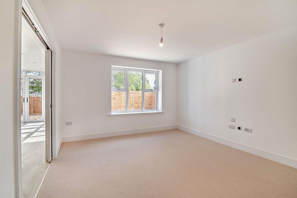 Property photo 3 of 10 8612325-Interior08-800.Jpg