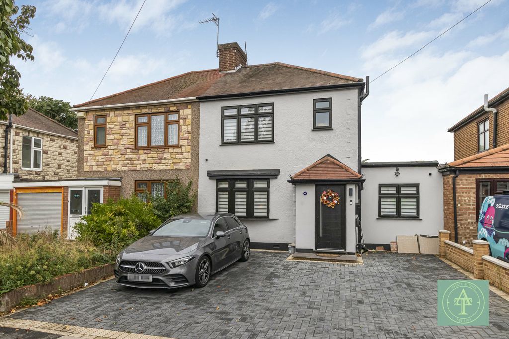 Property photo 1 of 32 Three Bedroom Semi Detached For Sale