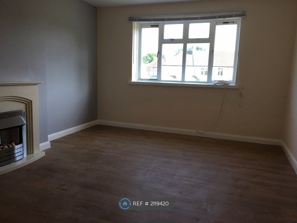 Property photo 1 of 7 Living Room