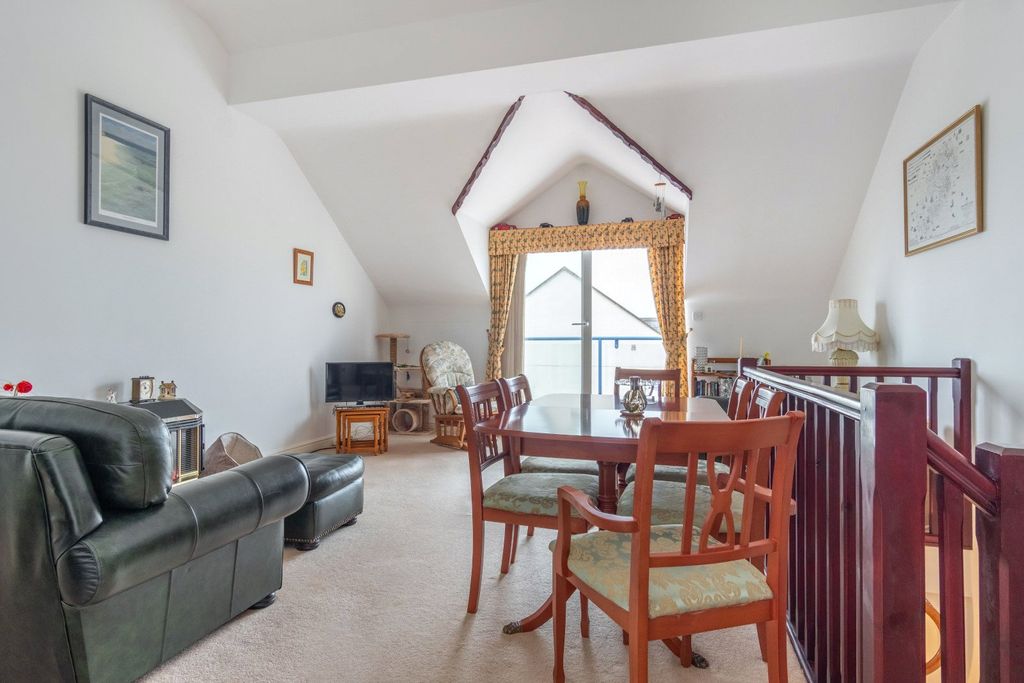 Property photo 2 of 14 Lounge