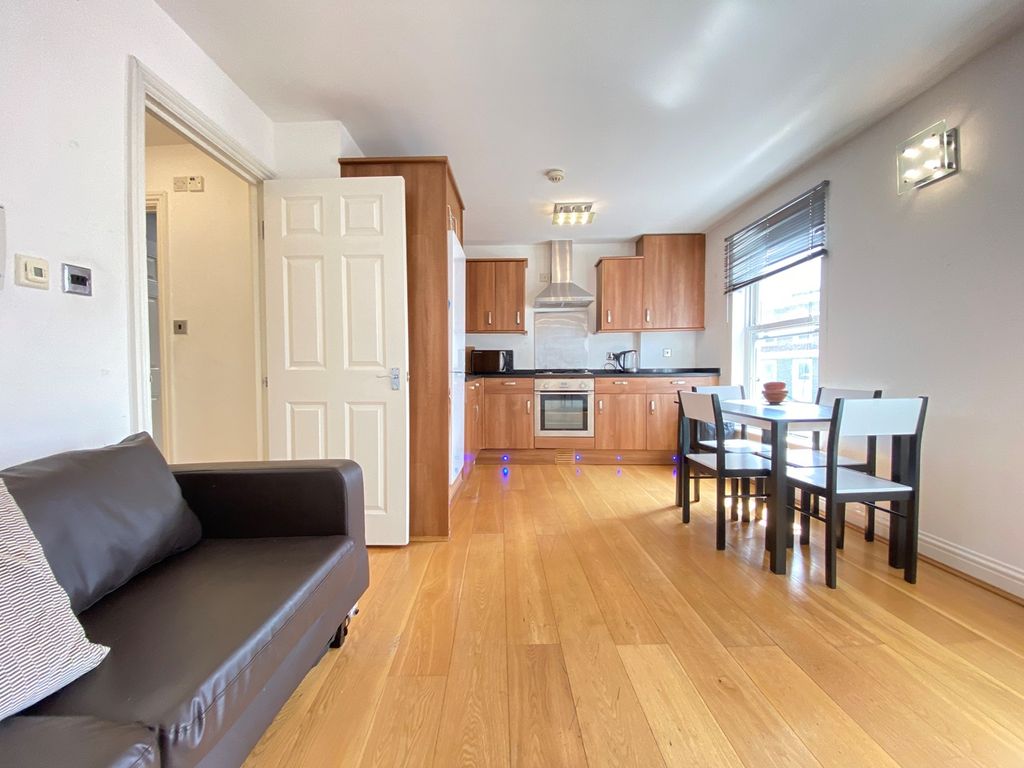 Property photo 1 of 19 Lounge