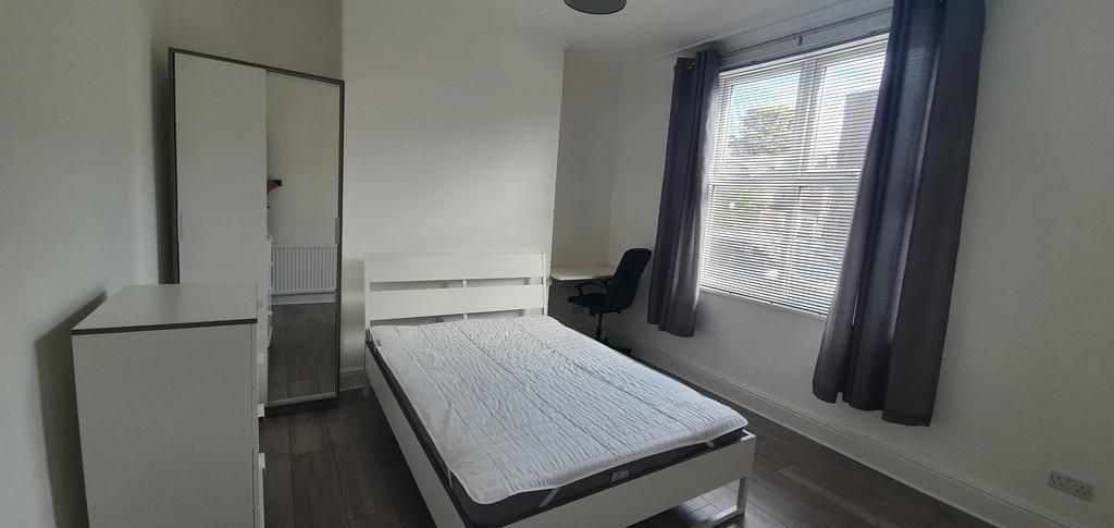 Property photo 3 of 8 Bright And Tidy Double Bedroom Featuring A Double ...