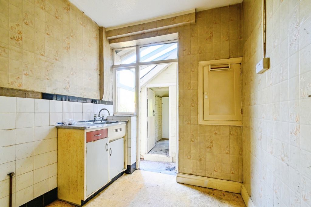 Property photo 3 of 18 Kitchen