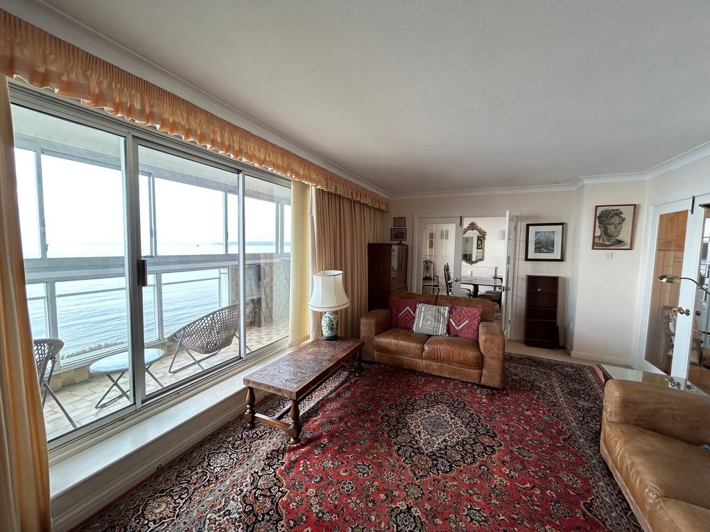 Property photo 3 of 18 Lounge