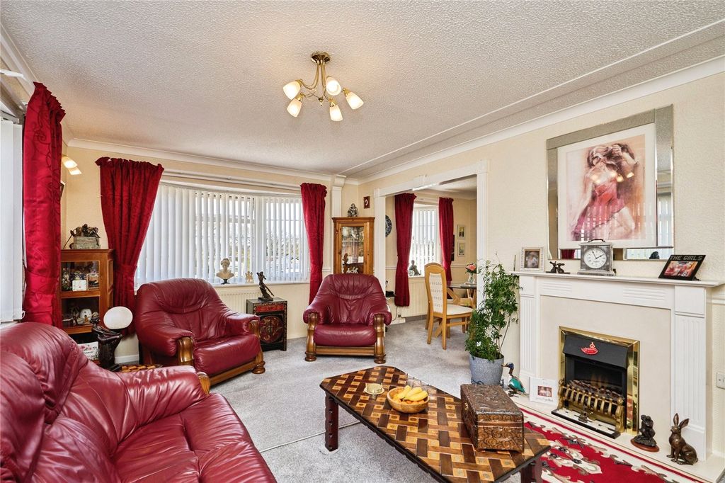 Property photo 3 of 11 Lounge