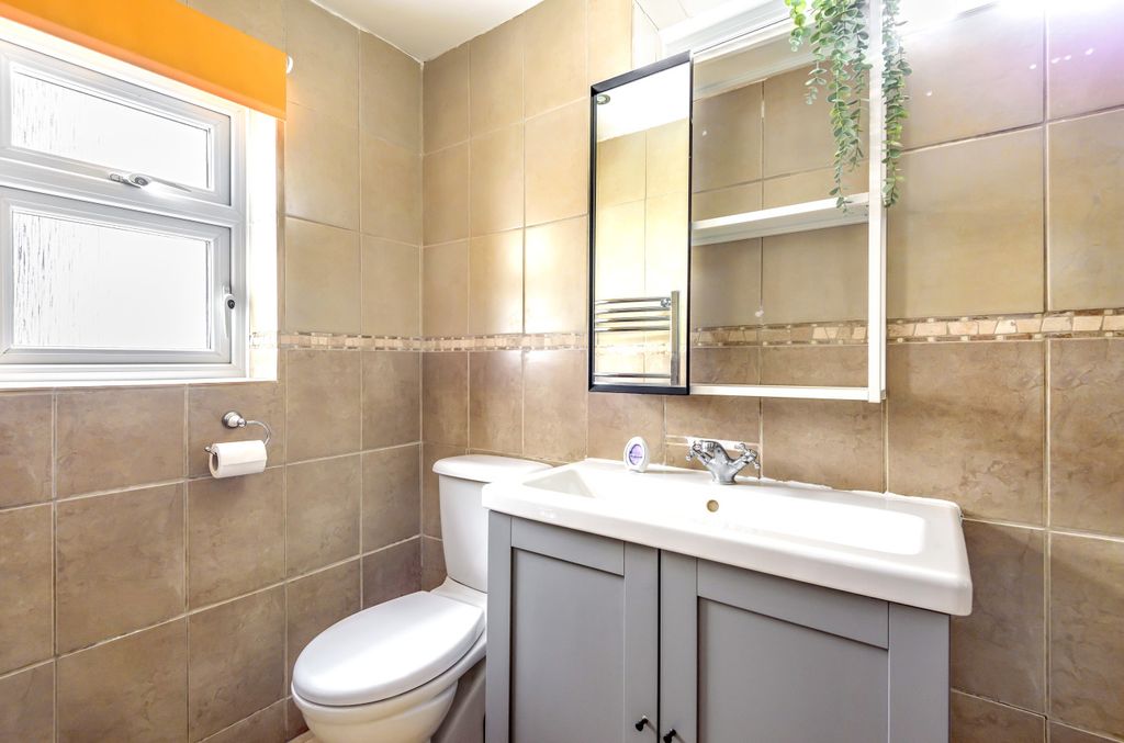 Property photo 3 of 9 Bathroom