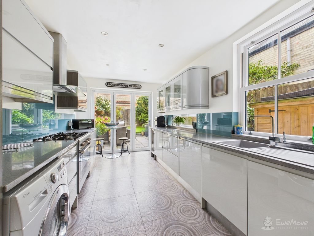 Property photo 3 of 25 Kitchen- Mark Stephens Ewemove Newmarket And Soham