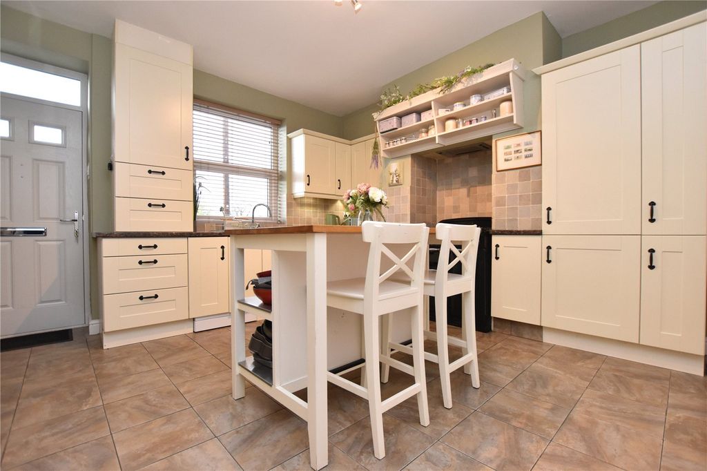 Property photo 2 of 19 Picture No. 11