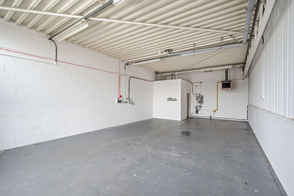 Property photo 3 of 10 8583644-Interior07-800
