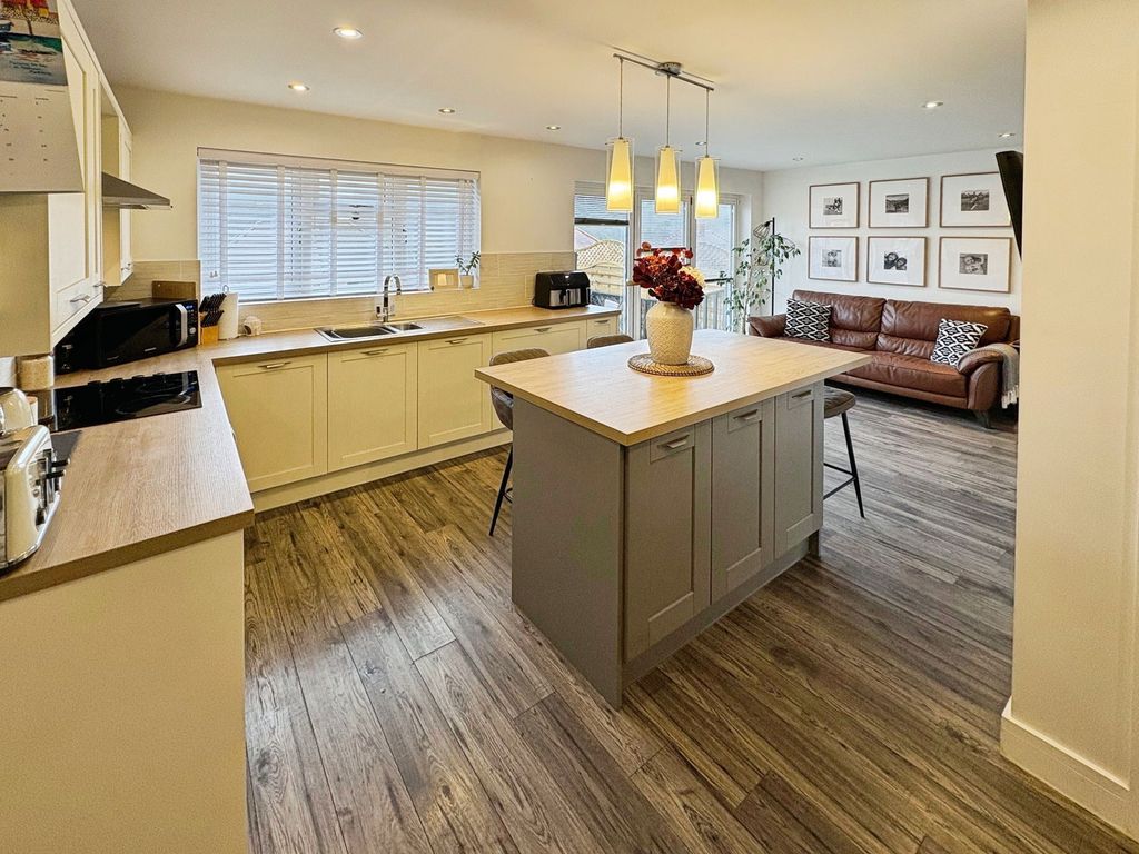 Property photo 2 of 28