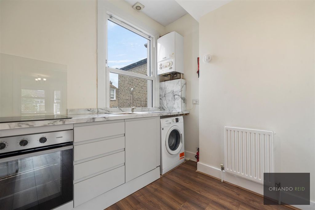 Property photo 3 of 12 63 Corrance Road Sw2 5rd-5.Jpg