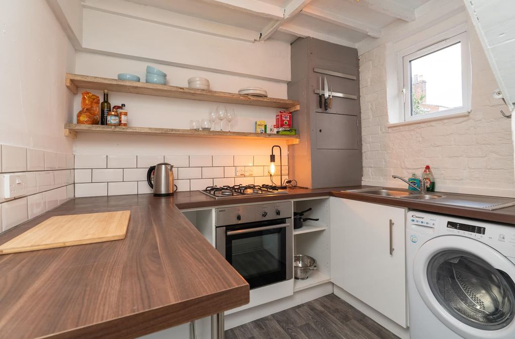Property photo 3 of 9 Kitchen