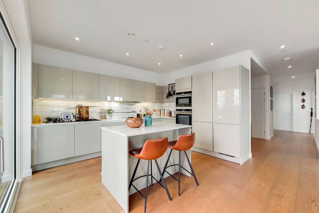 Property photo 2 of 25