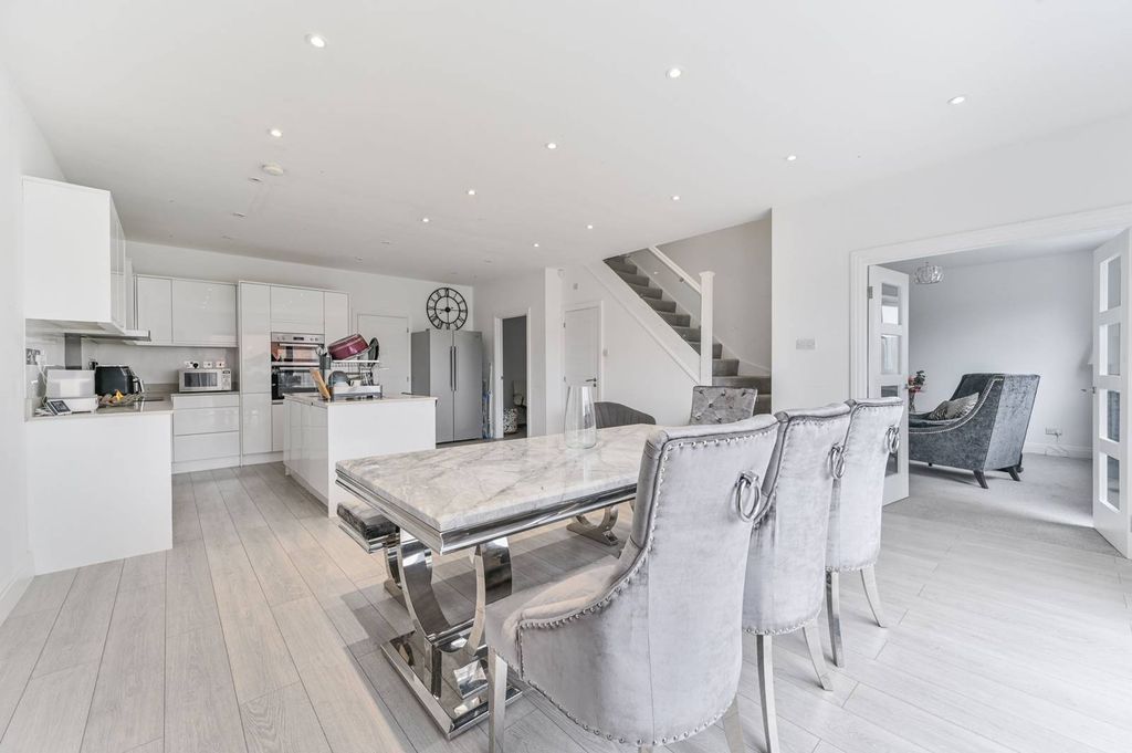 Property photo 1 of 31