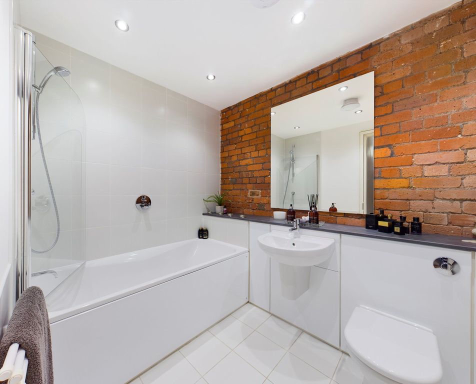 Property photo 2 of 11 Bathroom