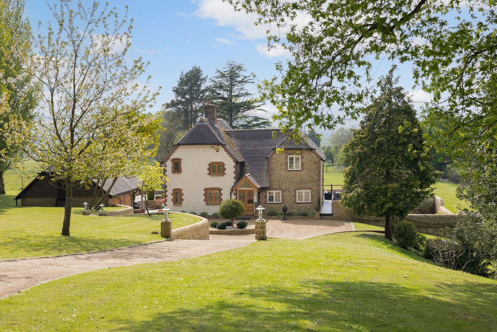 Property photo 1 of 32