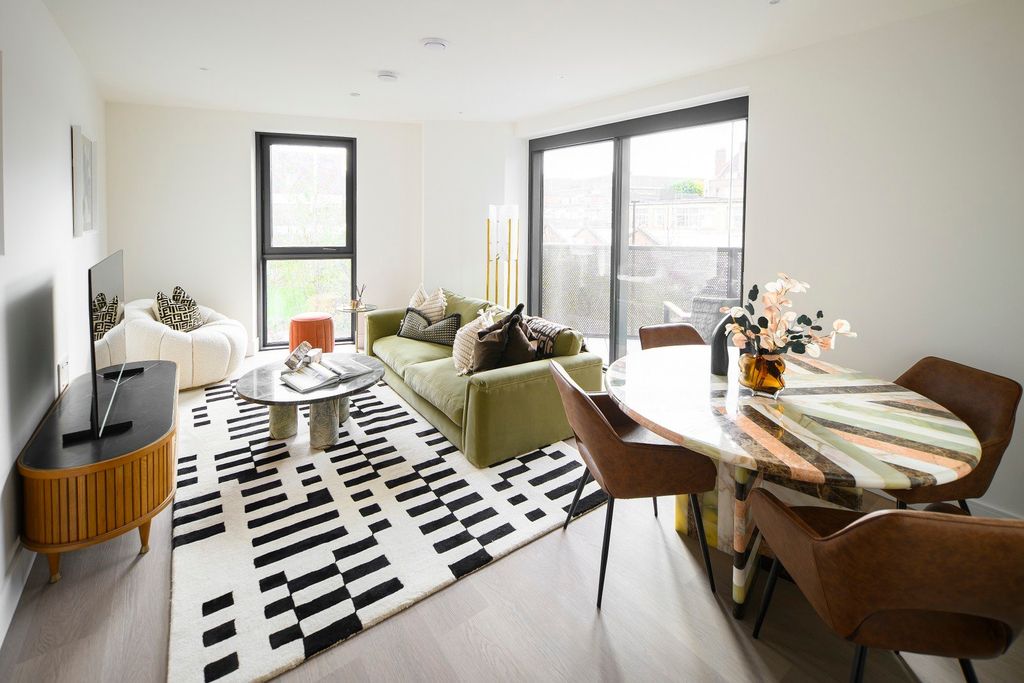 Property photo 1 of 16 Living Room